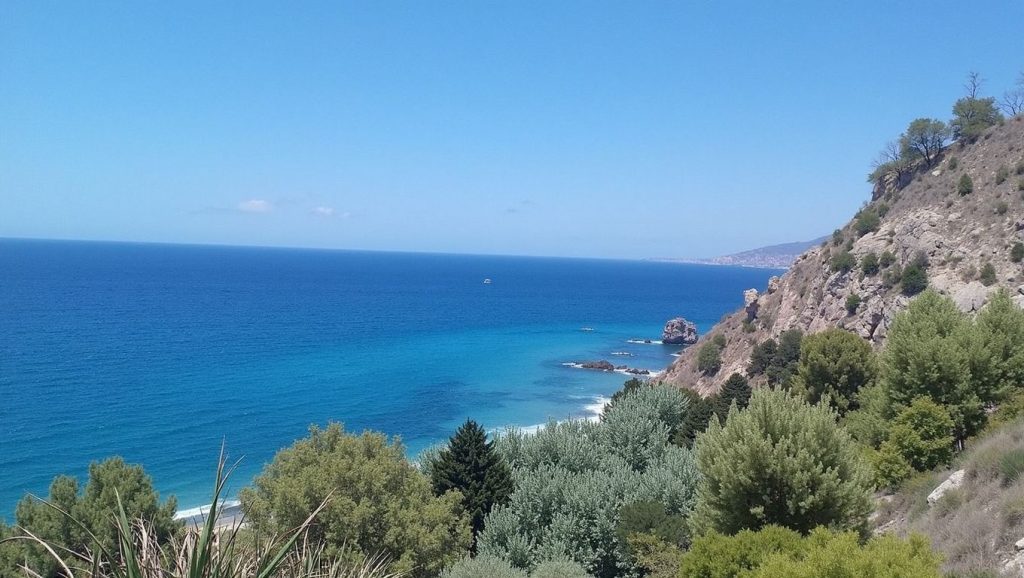 Vista del litoral en Playa de Las Alberquillas, Nerja