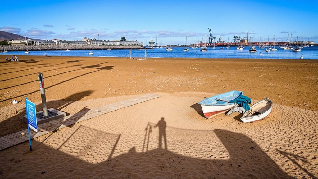 Olas y surf en Playa de Las Alcaravaneras, Las Palmas de Gran Canaria (Gran Canaria)