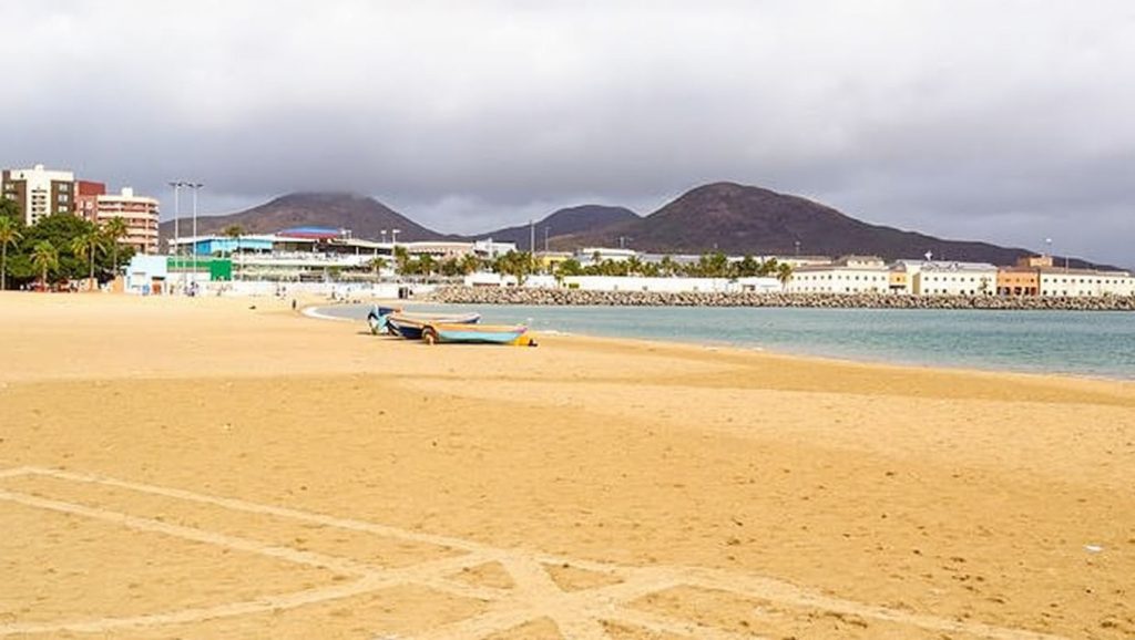 Aguas de Playa de Las Alcaravaneras en Las Palmas de Gran Canaria (Gran Canaria)