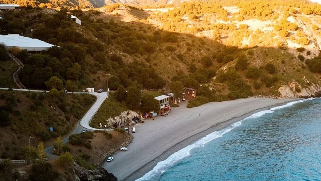 Arena y orilla en Playa de Las Brisas, Benalmádena, Málaga