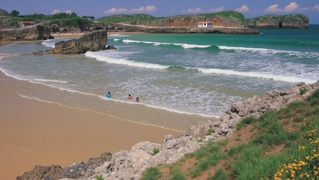 Entorno natural de Playa de las Cámaras en Asturias
