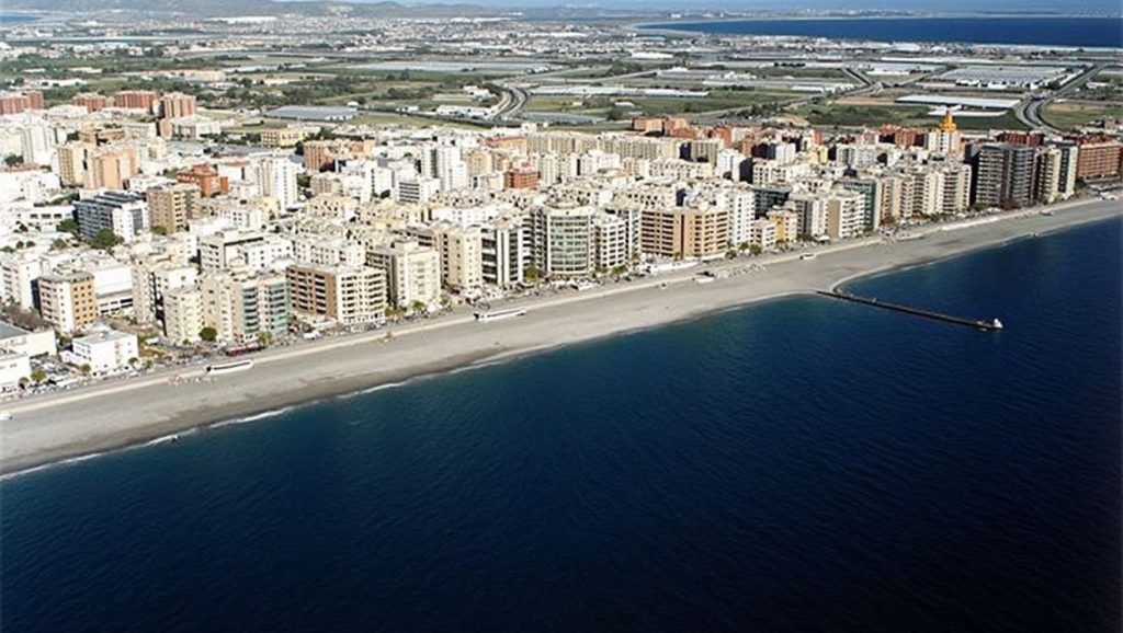 Arena y mar en Playa de las Conchas del Zapillo, Almería, Almería