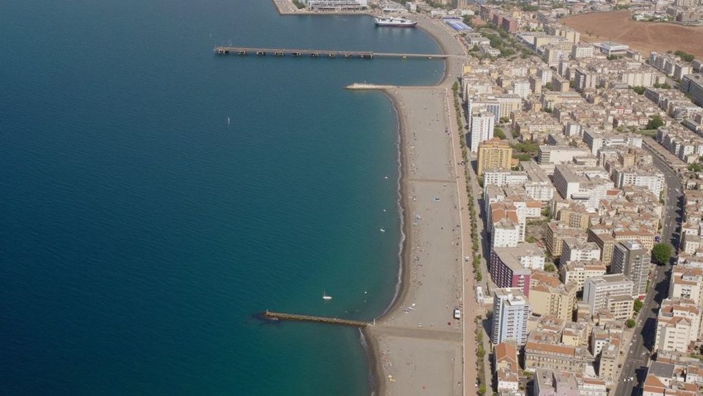 Oleaje en la orilla de Playa de las Conchas del Zapillo, costa de Almería