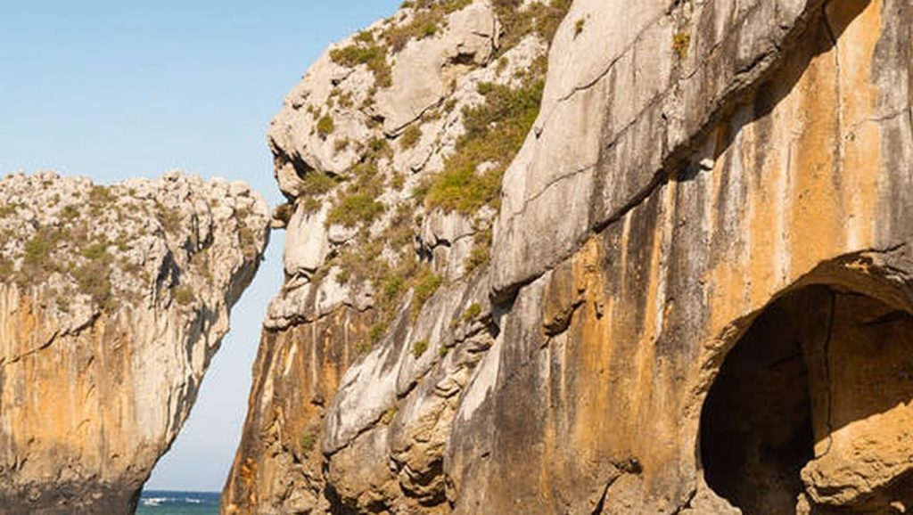 Aguas de Playa de las Cuevas del Mar en Asturias (Asturias)