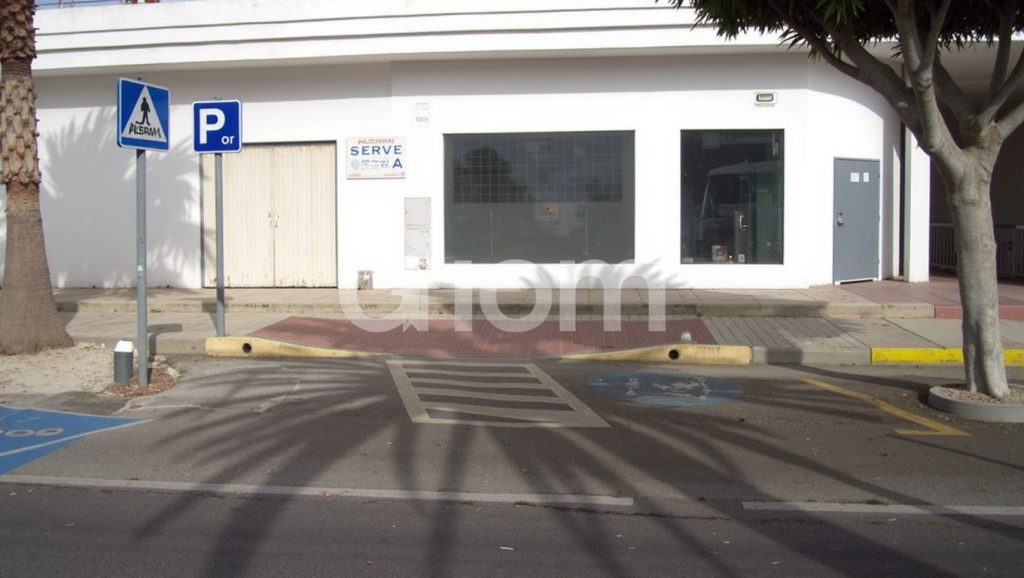 Orilla de Playa de Las Marinicas con olas suaves en Carboneras