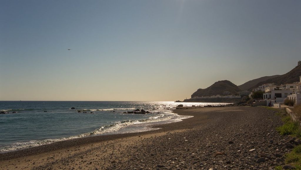Orilla de Playa de Las Negras con olas suaves en Níjar