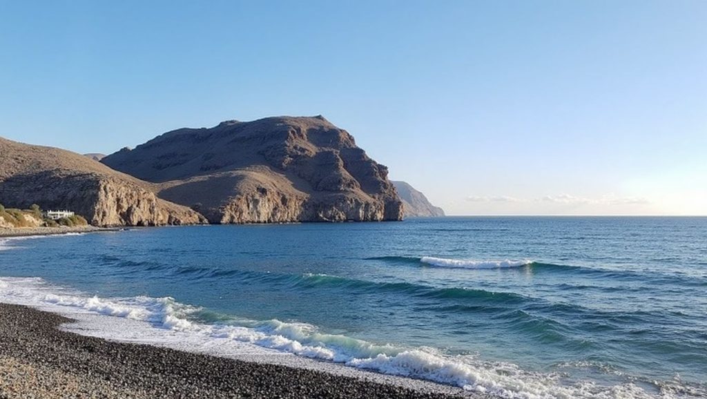 Primer plano de la orilla de Playa de Las Negras, Níjar