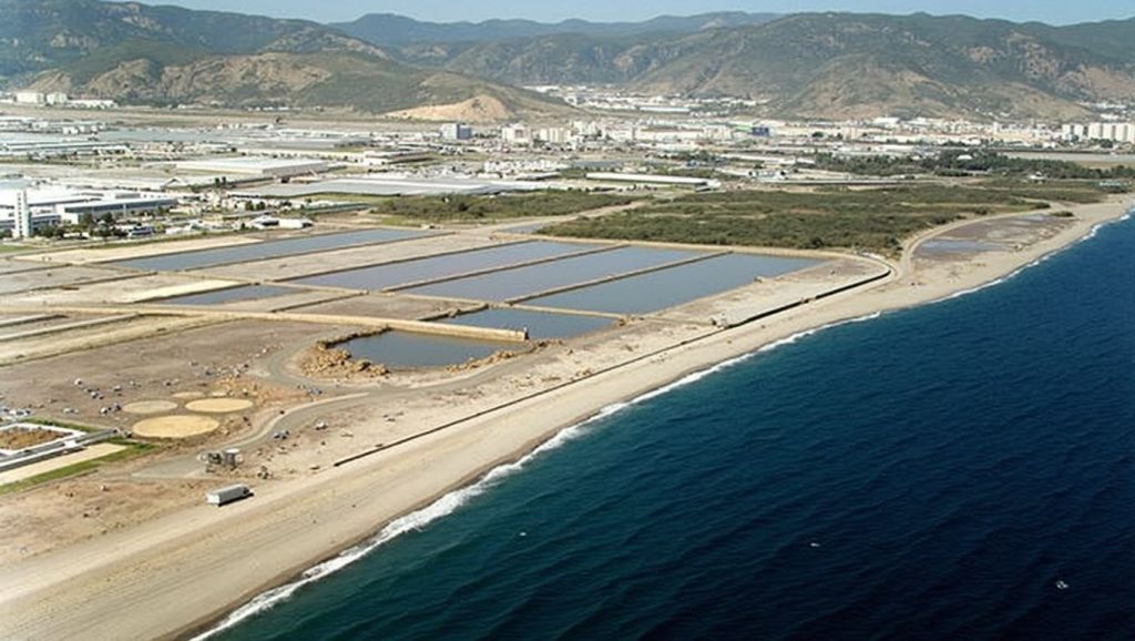 Arena y orilla en Playa de Las Salinas, Roquetas de Mar, Almería