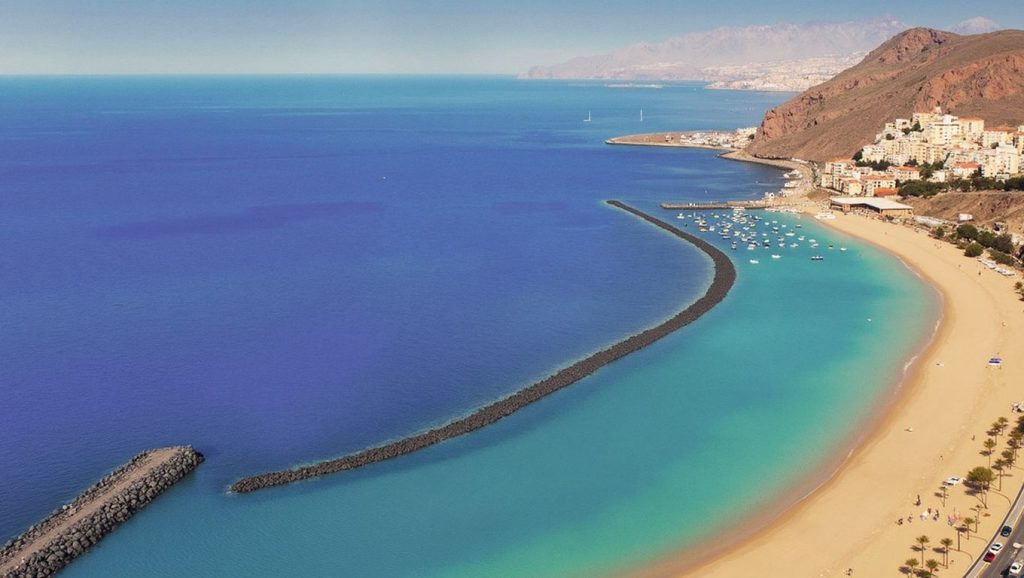 Entorno natural de Playa de las Teresitas en Tenerife