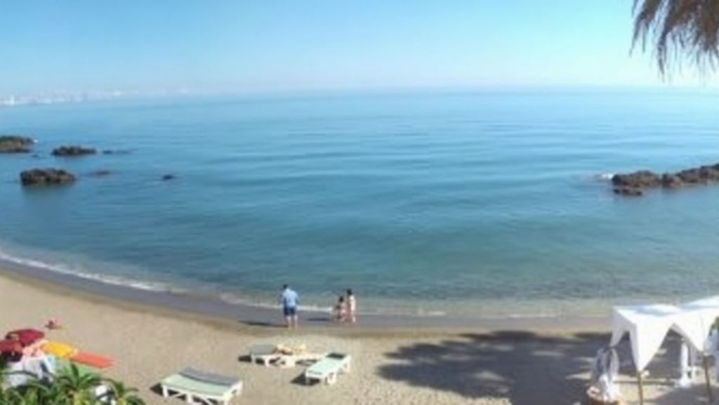 Olas rompiendo en Playa de Las Viborillas, Benalmádena