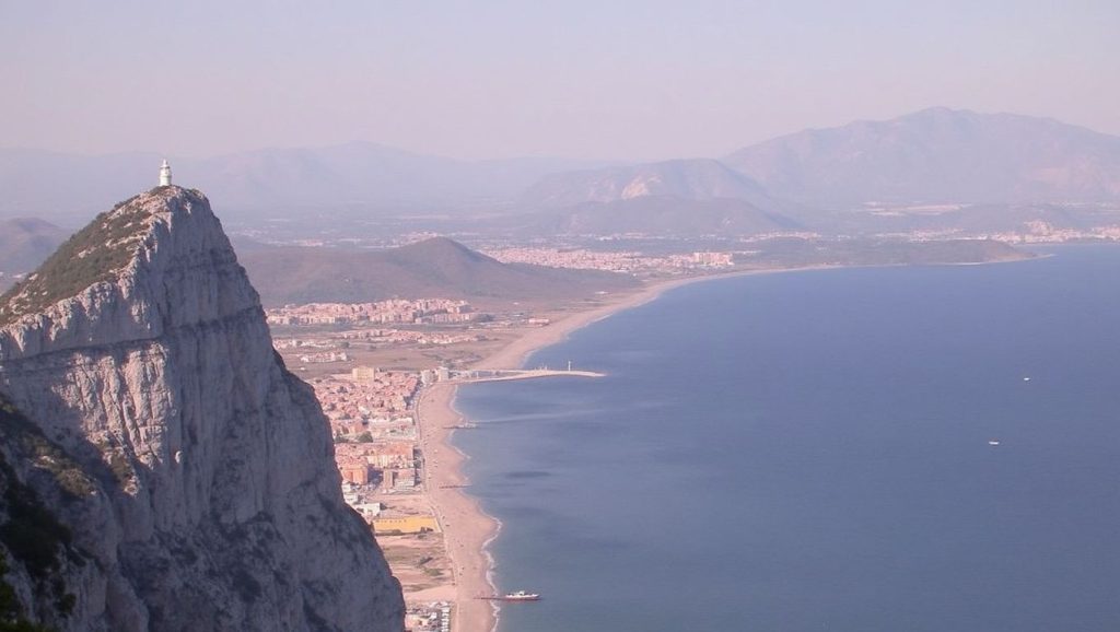 Arena y mar en Playa de Levante, La Línea de la Concepción, Cádiz