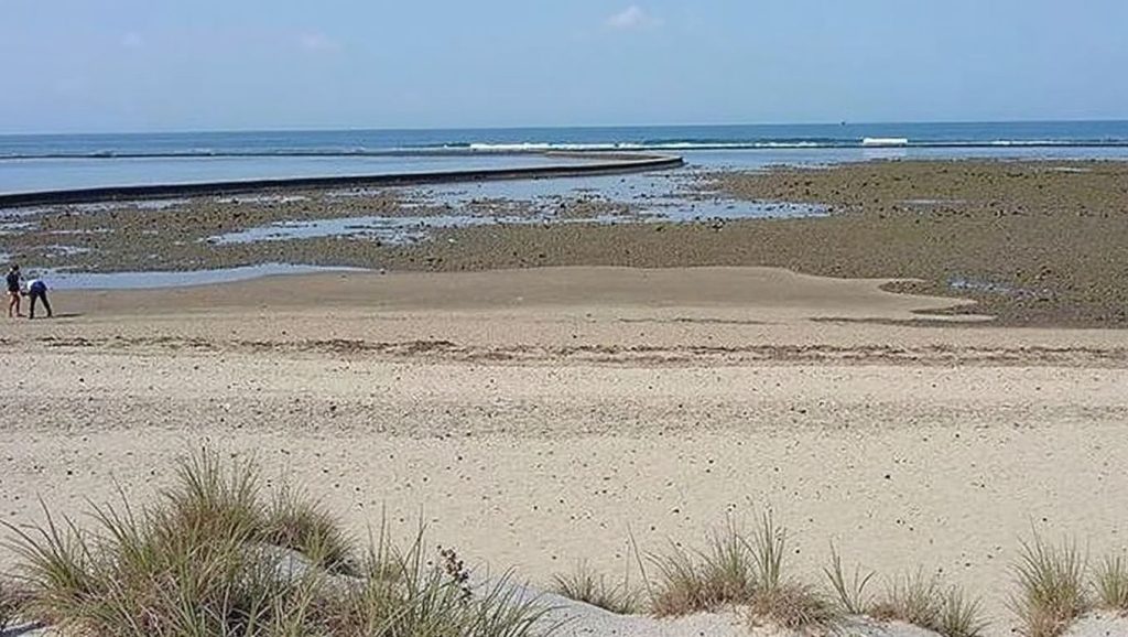 Olas rompiendo en Playa de Los Corrales, Rota