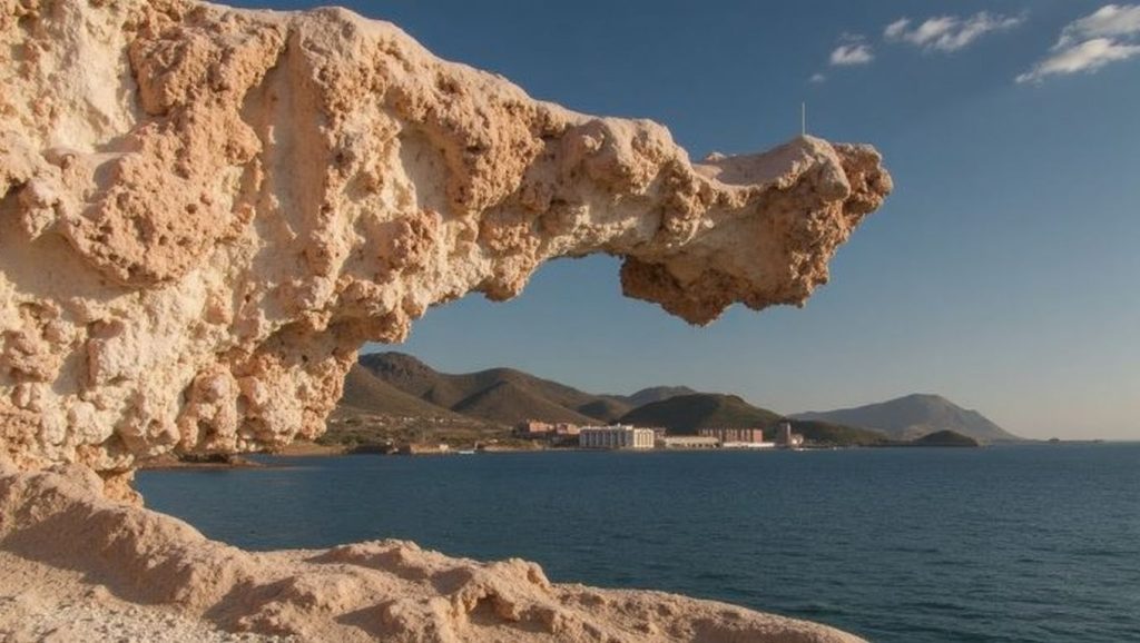 Arena y mar en Playa de Los Escullos, Níjar, Almería