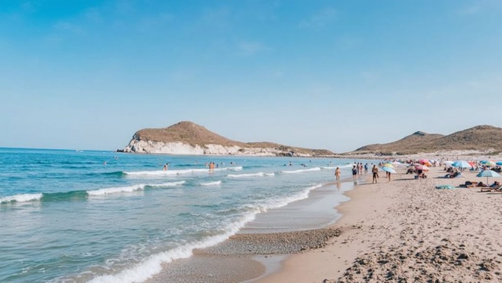 Vista de Playa de Los Genoveses desde la orilla, Níjar