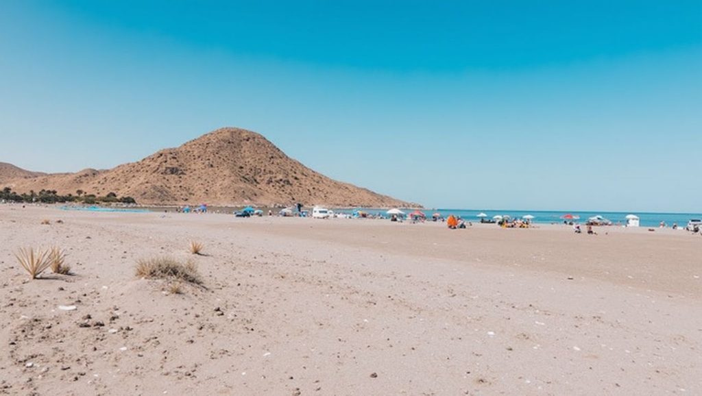Arena y orilla en Playa de Los Genoveses, Níjar, Almería