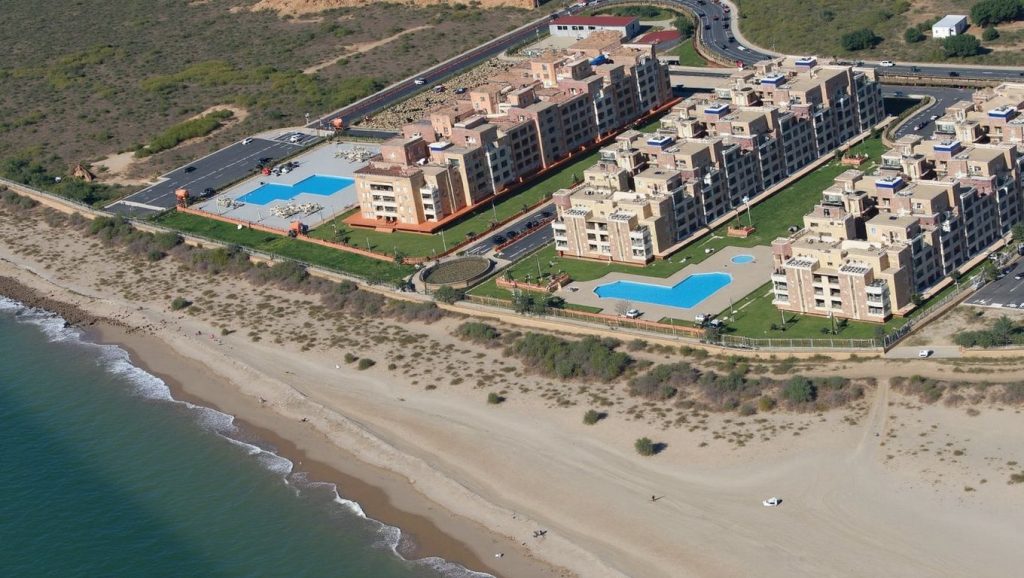 Orilla de Playa de Los Haraganes con olas suaves en Ayamonte