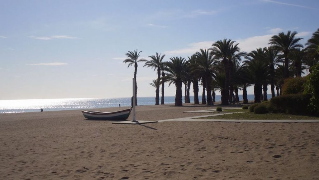 Panorámica de Playa de los Álamos con arena y mar, Torremolinos