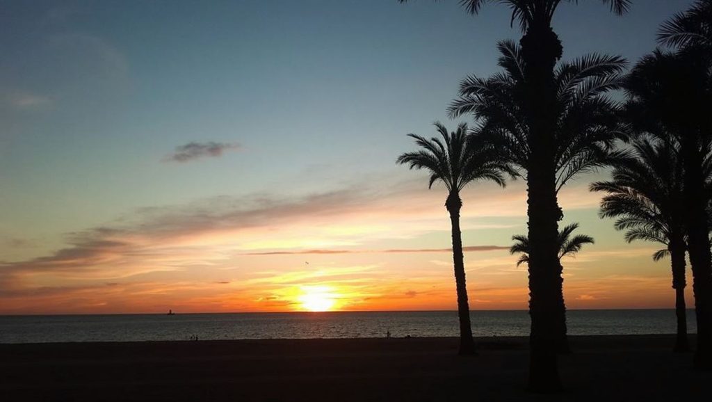 Arena y mar en Playa de los Álamos, Torremolinos, Málaga