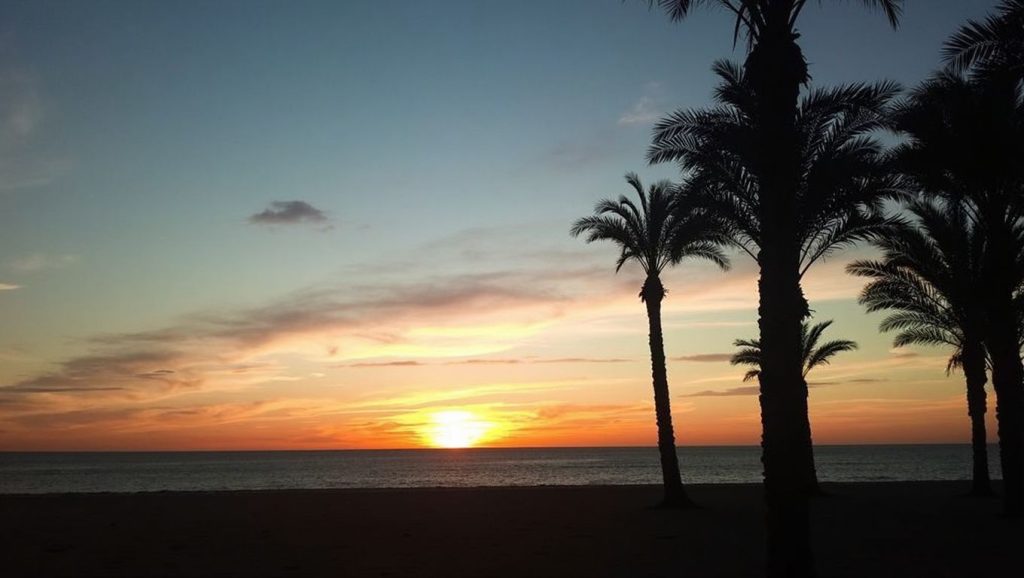 Arena y mar en Playa de Los Álamos, Torremolinos, Málaga