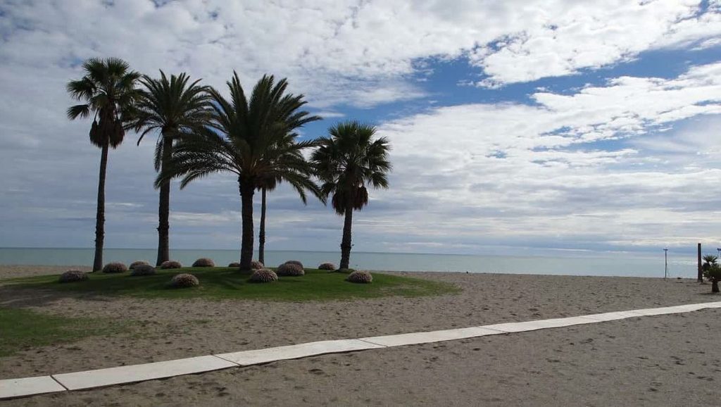 Agua y arena en Playa de Los Álamos, Torremolinos
