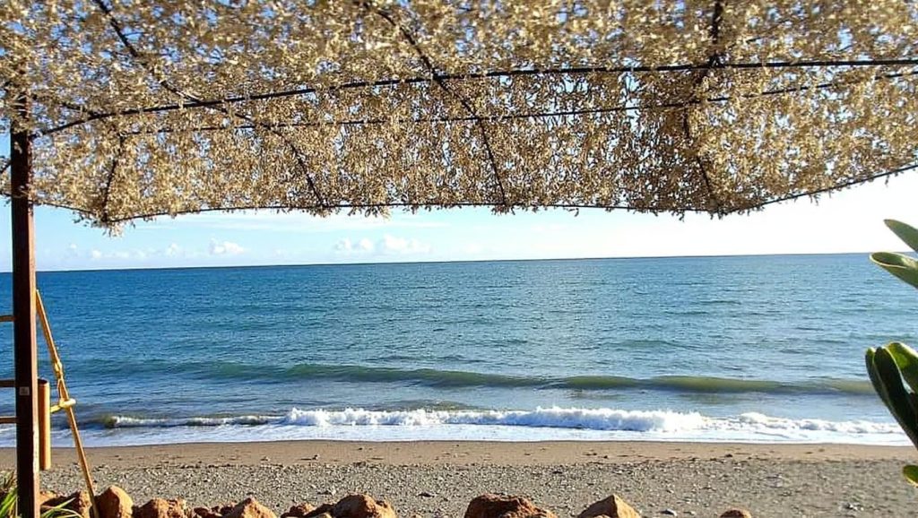 Primer plano de la orilla de Playa de los Álamos, Torremolinos