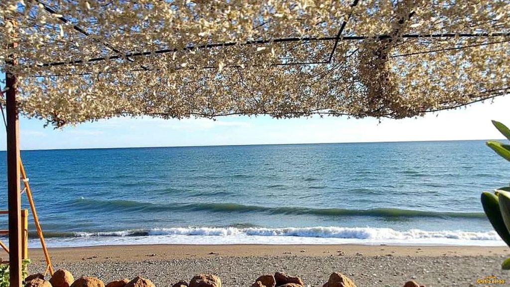 Primer plano de la orilla de Playa de Los Álamos, Torremolinos
