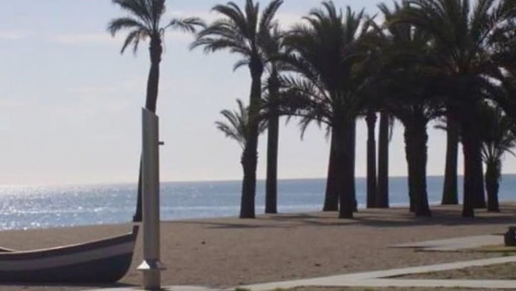 Vista amplia de Playa de los Álamos en Torremolinos, Málaga