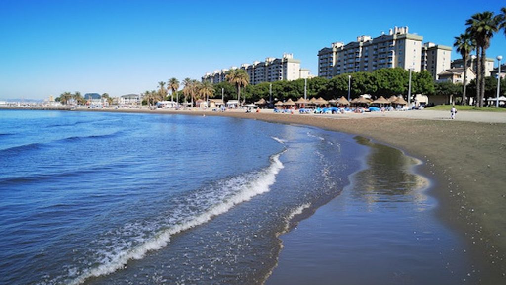 Arena y orilla en Playa de Los Pacos, Fuengirola, Málaga