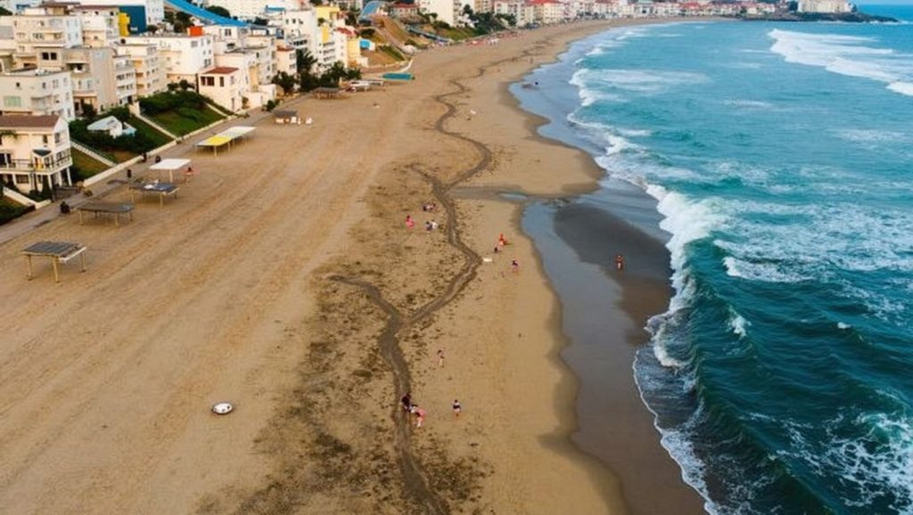 Arena y mar en Playa de Los Pulpos, Málaga, Málaga