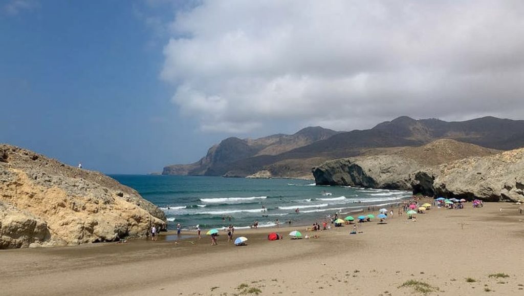 Arena y mar en Playa de Mónsul, Níjar, Almería