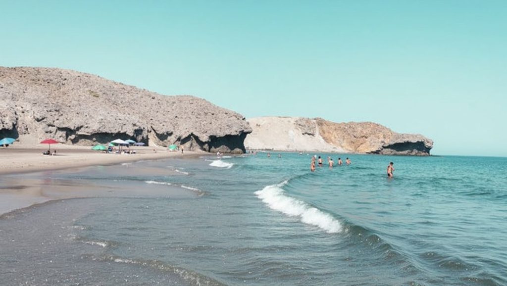 Oleaje en la orilla de Playa de Mónsul, costa de Níjar