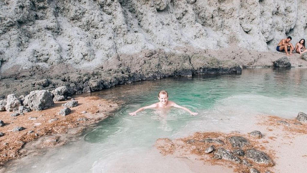 Primer plano de la orilla de Playa de Mónsul, Níjar