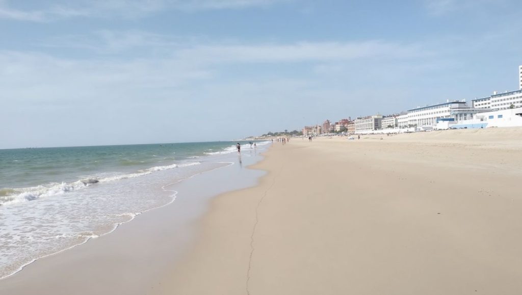 Orilla de Playa de Matalascañas con olas suaves en Almonte