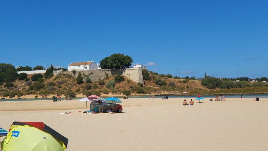 Oleaje en la orilla de Playa de Mazagón (tramo urbano), costa de Palos de la Frontera