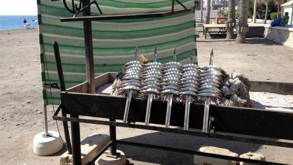 Panorámica de Playa de Mezquitilla con arena y mar, Algarrobo