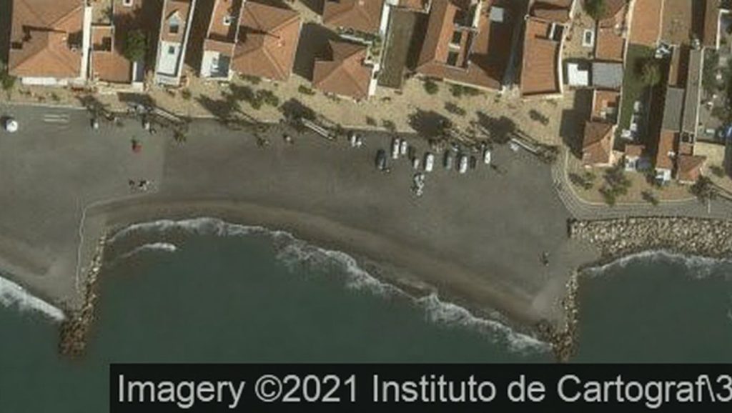 Orilla de Playa de Mezquitilla con olas suaves en Algarrobo