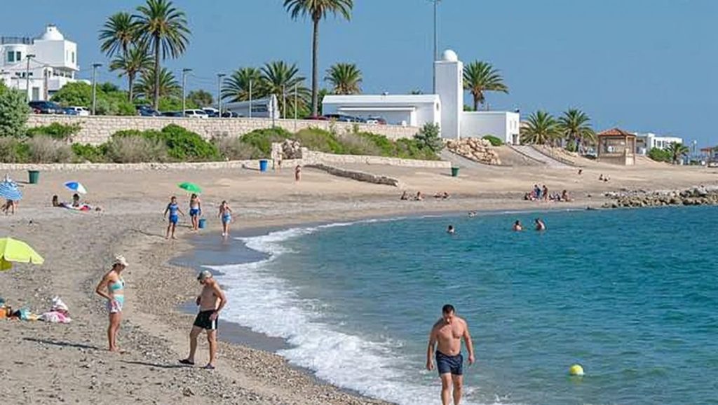 Primer plano de la orilla de Playa de Mojácar, Mojácar