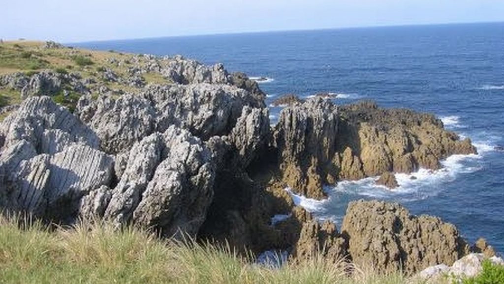 Entorno natural de Playa de Moniello en Asturias