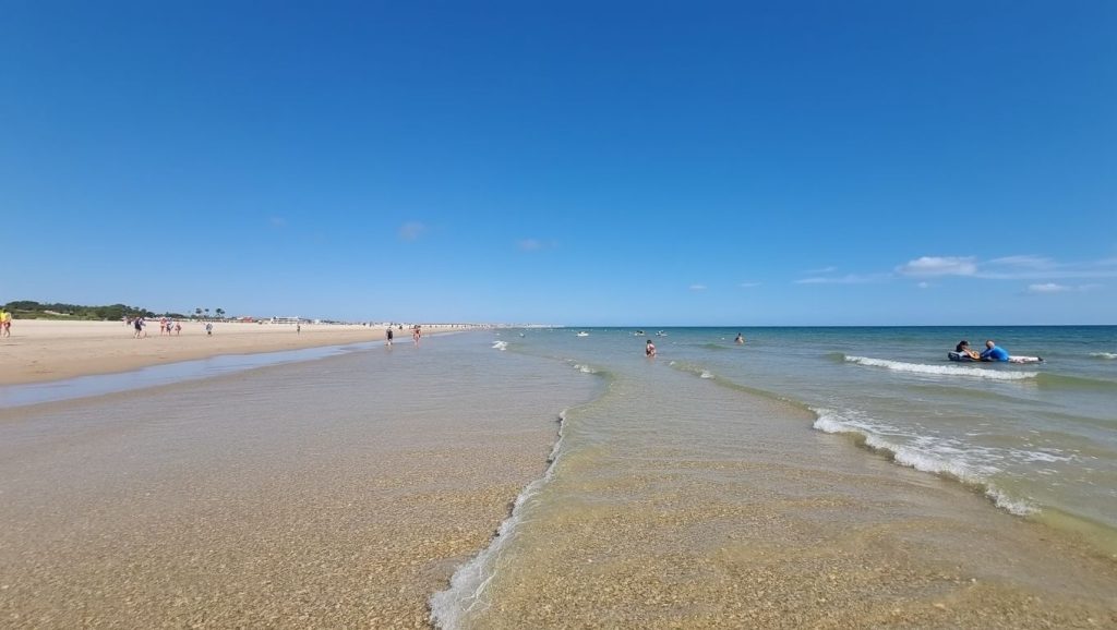 Arena y mar en Playa de Nuevo Portil, Cartaya, Huelva