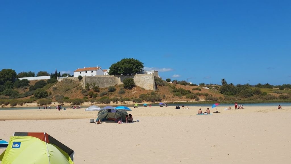Oleaje en la orilla de Playa de Nuevo Portil, costa de Cartaya