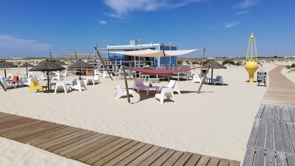 Detalle de arena y agua en Playa de Nuevo Portil, Cartaya