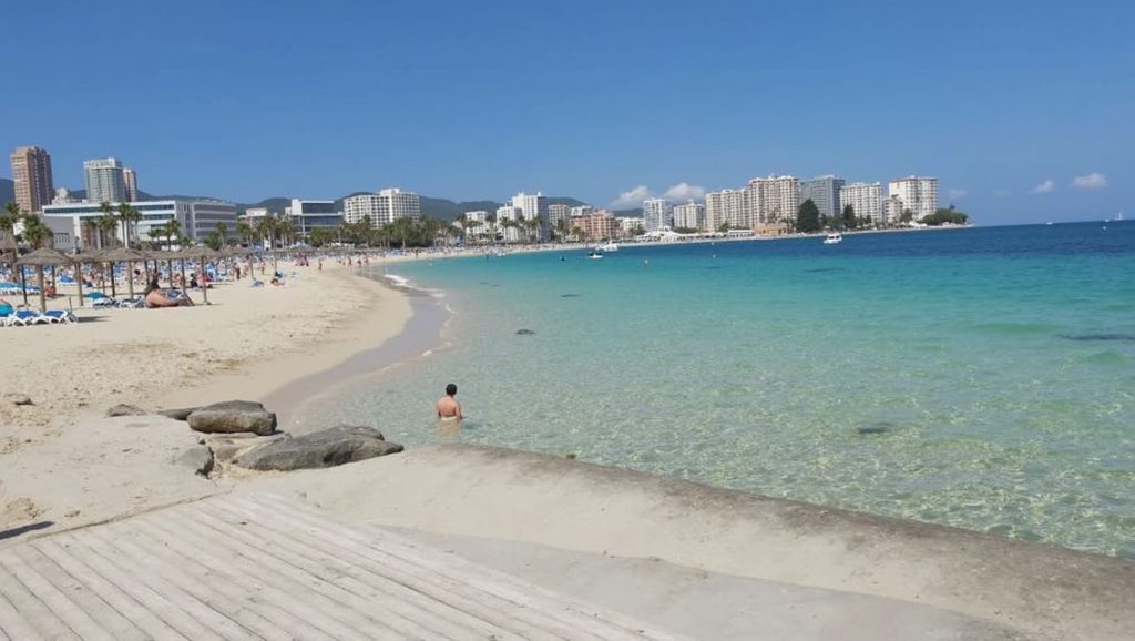 Oleaje en la orilla de Playa de Palmanova, costa de Calvià