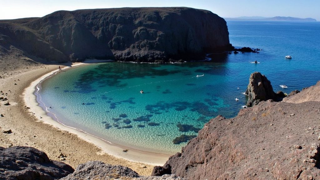 Acantilados y costa de Playa de Papagayo, Yaiza (Lanzarote)
