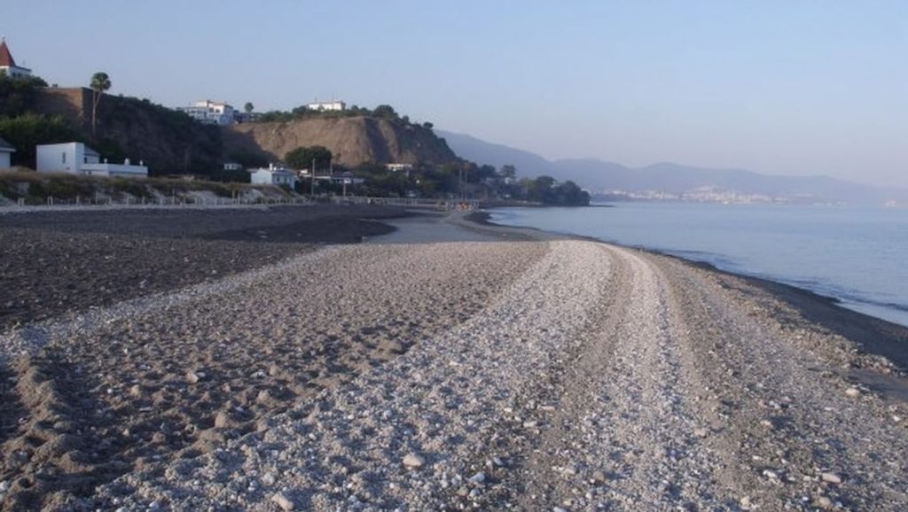 Agua y arena en Playa de Peñoncillo, Torrox