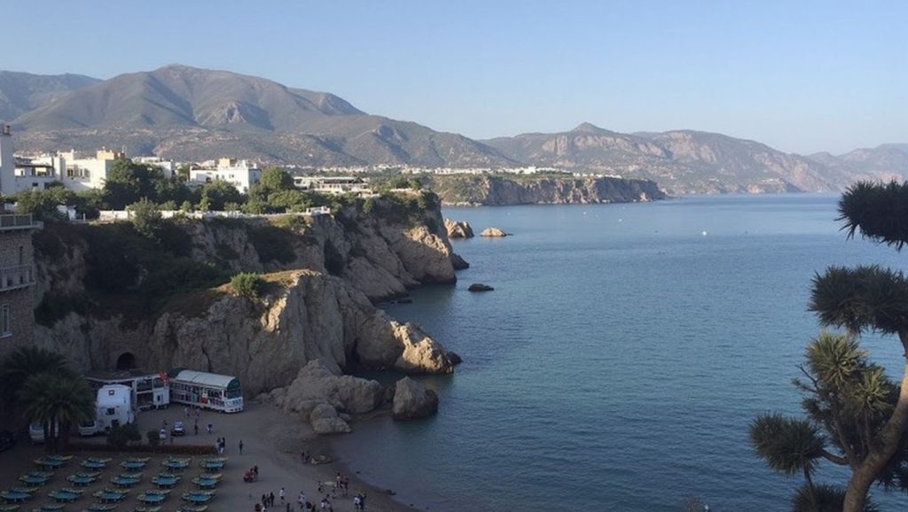 Detalle de arena y agua en Playa de Peñoncillo, Torrox