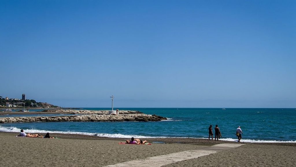 Panorámica de Playa de Pedregalejo con cielo despejado, Málaga