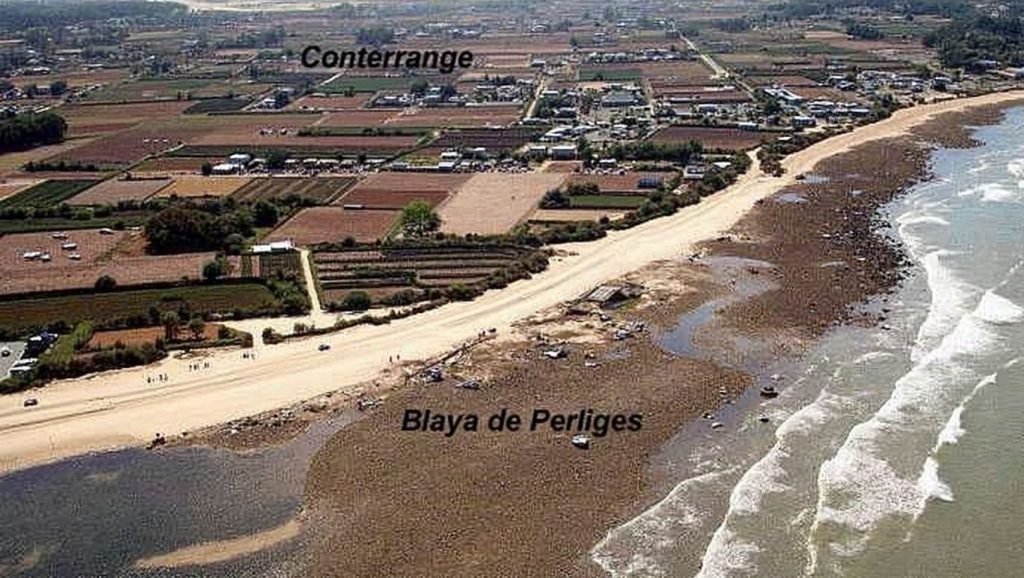 Agua y arena en Playa de Peginas, Rota