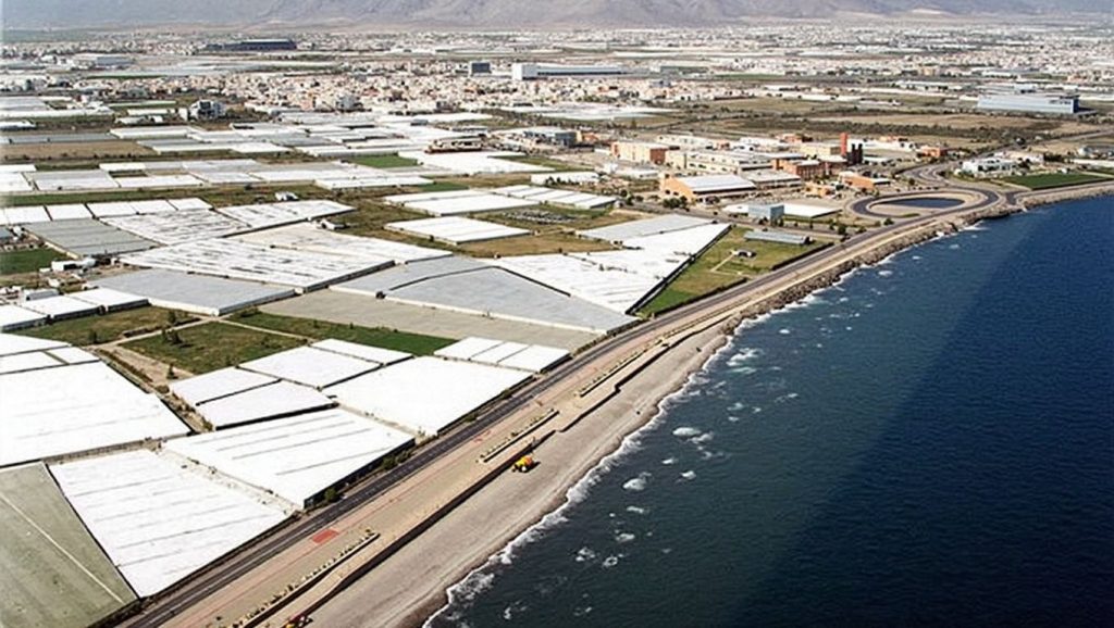 Primer plano de la orilla de Playa de Perros El Bobar, Almería