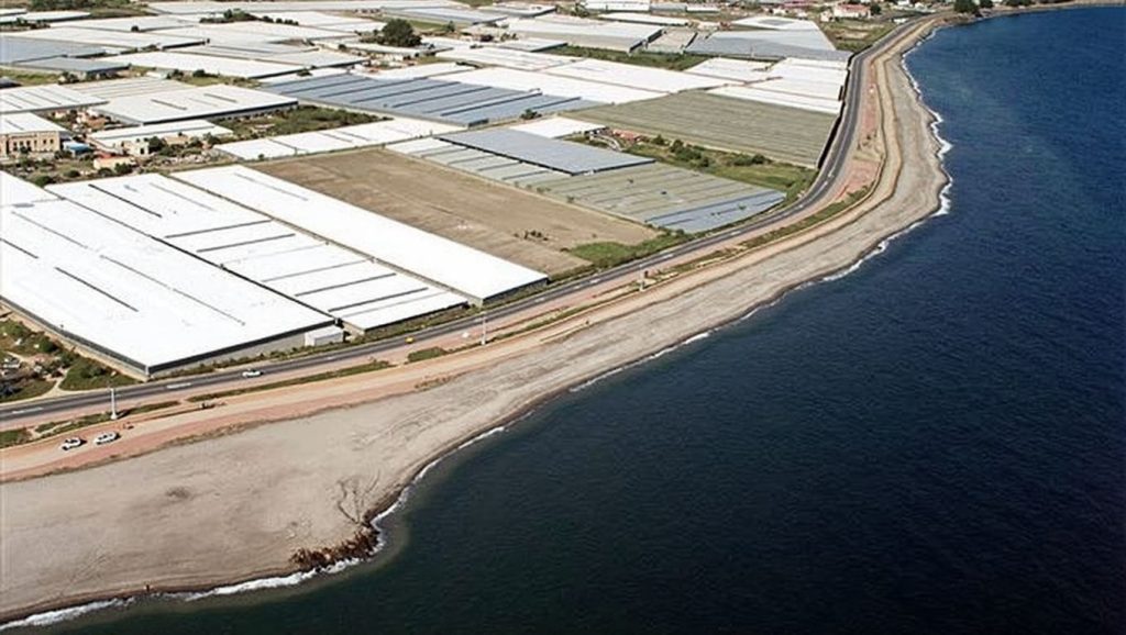 Vista amplia de Playa de Perros El Bobar en Almería, Almería
