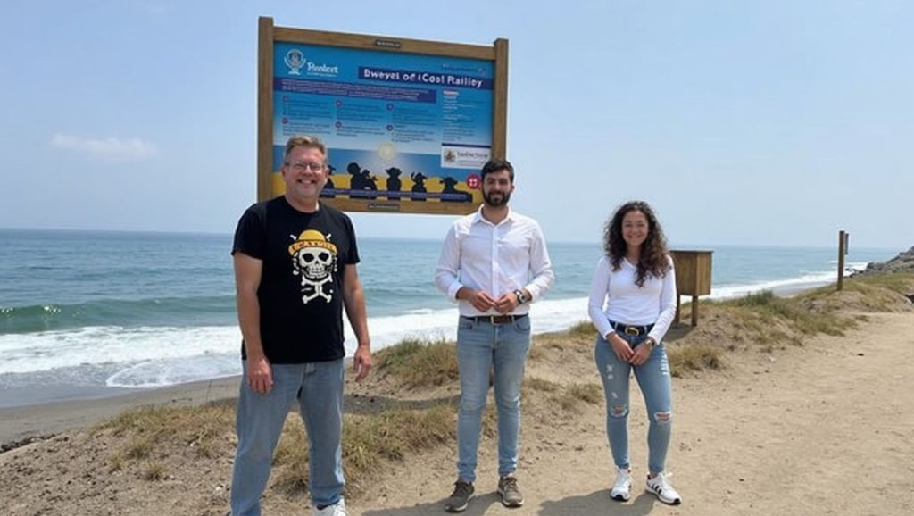 Olas rompiendo en Playa de Perros El Perulejo, Mojácar